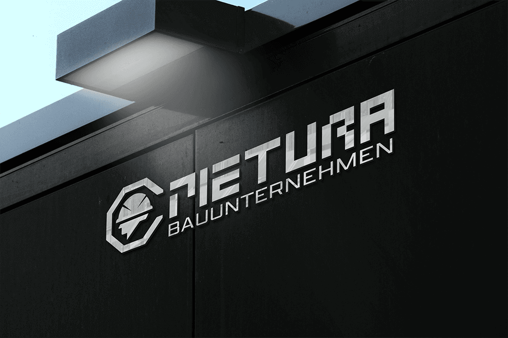 Metaliczne logo firmy budowlanej Pietura Bauunternehmen na czarnej elewacji budynku